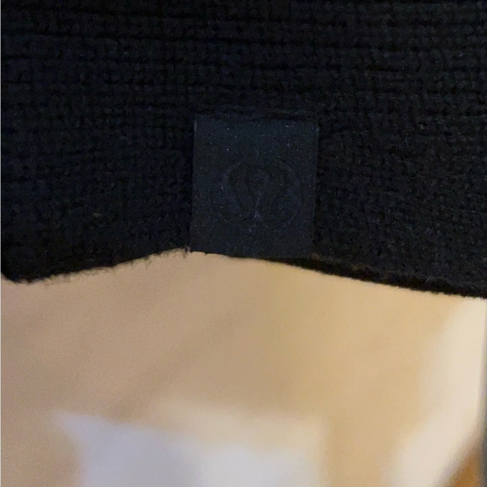 Lululemon Waffle-Knit
Crewneck Long-Sleeve Shirt
Black / Black - Picture 8 of 10